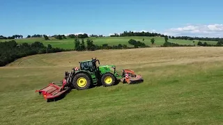 Bel ensemble avec un John Deere 6195r et le combiné de fauche Vicon kubota (Cantal)