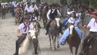 Desfile de paisanos en la 76° Fiesta Nacional de la Tradición