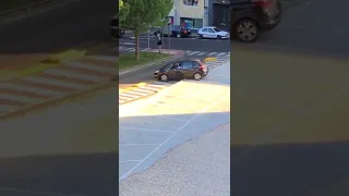 Ragazza tenta di uscire dal parcheggio ma guardate che combina!!!