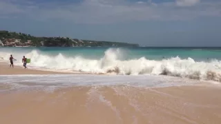 emportée par les vagues