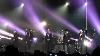 NKOTB: "Didn't I (Blow Your Mind This Time)" / "Valentine Girl" - NKOTBSB In Manila 2012