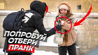 ЛЮДИ ОТБИРАЮТ ФЛАЕР У ПОДСТАВНОГО НАГЛОГО РЕКЛАМЩИКА!!! ПРАНК / Реакция девушек на розыгрыш