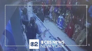 NYPD hunting for 2 suspects in armed robbery of Bronx jewelry store