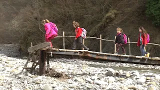 Zall Bastari me gjysmë ure, fëmijët rrezikojnë jetën çdo ditë për të shkuar në shkollë