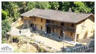 El joven y su abuelo limpiaron y renovaron la antigua casa de dos pisos en la cima de la colina