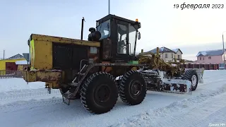 Старый автогрейдер на расчистке дороги / ДЗ-98 / НАО