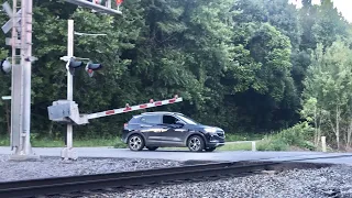 2 Cars Run Around RR Crossing Gates & Train Blowing Horn! Union Pacific Locos & Train With BNSF DPU