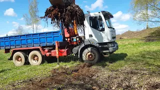 Корчевание пней после вырубки деревьев.