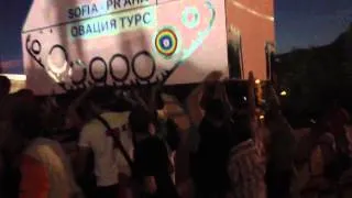 Розов танк окупира паметник в София