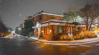 A Quiet Alley Walk on a Snowy Christmas Night | Seoul Travel Guide 4K HDR