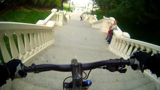 Спуск на велосипеде по лестнице Магдебургского права в Киеве