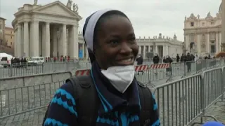 Oltre 100.000 fedeli a San Pietro, prosegue l'omaggio a Ratzinger