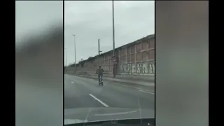 En trottinette électrique, il roule à 85km/h sur l'autoroute