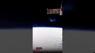 NASA Live schaltet direkt nach dem Erscheinen dieses Objekts neben der ISS ab