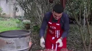 بيبرونى عملاق ببيض النعام على طريقة الشيف بوراك | Turkish Chef Burak Ozdemir