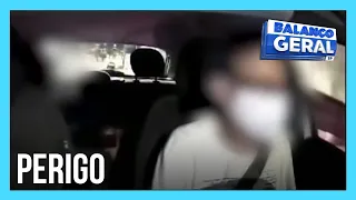 Motorista de aplicativo percebe assalto e joga carro em cima de ladrões; veja o vídeo