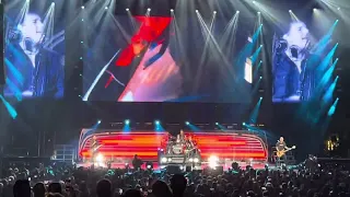 Nickelback in St. Louis - Animals (Chad Kroeger loses his voice)