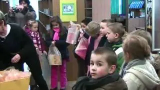 Opolskie maluchy przenoszą ksiazki do nowej biblioteki