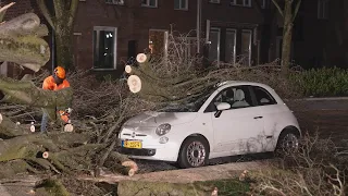 Ravage door Eunice: huizen ontruimd door vliegende dakpannen