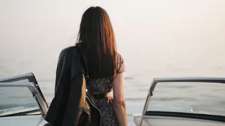 реклама,  Эстетичное видео девушки на катере