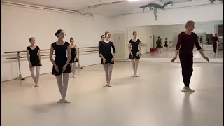 Klassisch I Teens Tendus im Center Ballettschule Götze FFB