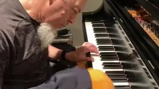 Jordan Rudess shows how to play the live version ragtime solo from dance of eternity, slow and fast