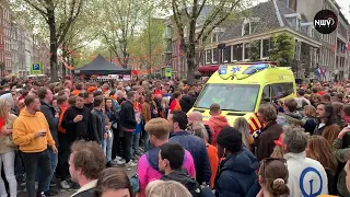 Ambulance PRIO 1 door Amsterdam tijdens Koningsdag