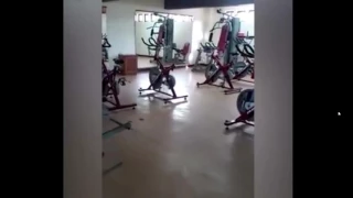 Fantasma pedalea en un gimnasio de México