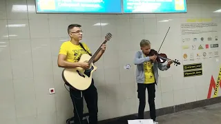 Dragostea Din Tei on violin.Little violinist in subway