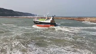 TEMPETE EN NORMANDIE - RETOUR DU CHALUTIER PIERRE D'AMBRE A PORT EN BESSIN