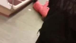 Женщина упала в метро говорят что из за коронавируса возможно это фейк