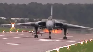 Vulcan bomber XH558 taxi and take off from Coventry Airport
