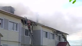 В Новом Уренгое горит жилой деревянный дом