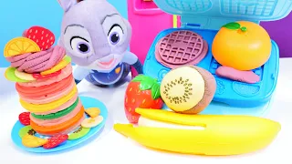 Play Doh pasta! Zootropolis Judy Nick'in doğum günü için meyveli Waffle pasta yapıyor!