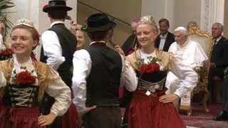 Der Trachtenverein Hinterskirchen tanzt für Papst Benedikt XVI.