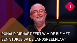 Ronald Giphart eert Wim de Bie op de langspeelplaat. | Op1