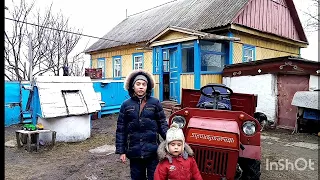 Артём и Ваня зимой едут на тракторе на родник.