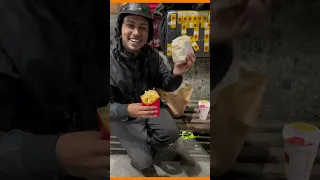 Entregador viraliza após postar vídeo em que come lanche de cliente que se recusou a pegar o pedido