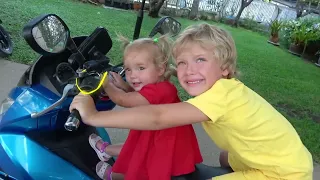 Лев и Семья едут на мотоцикле под детскую песенку - Колеса у автобуса крутятся!