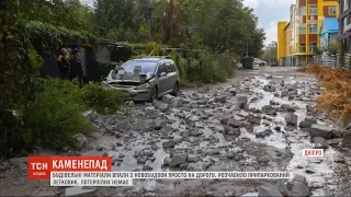 Будівельні матеріали впали з новобудови у Дніпрі просто на дорогу і пошкодили авто