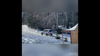 Mitsubishi Pajero and Toyota Hilux Surf heavy snow hill climb