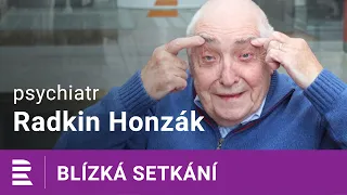 Choďte a dojte krávu radosti, radí všem psychiatr Radkin Honzák