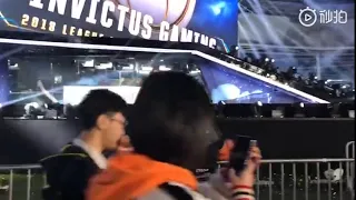 Caps Dad trying to cheer Caps up after FNC loses to IG in Worlds Final 2018