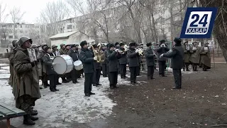 Военный оркестр поздравляет ветеранов ВОВ в Уральске
