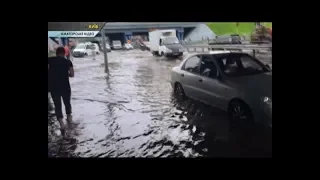 У Дніпровському районі Києва вулиця перетворилася на озеро