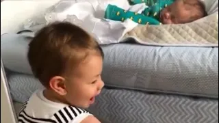 Andressa Suita mostra Gabriel observando o irmãozinho dormir😍