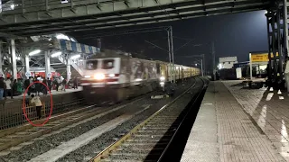 चलती ट्रेन के आगे कूदा एक आदमी | One Man Standing Near Tracks in Front of Speedy Train