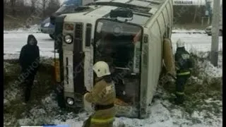 В Ядринском районе пассажирский автобус съехал в кювет и опрокинулся