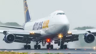 VERY HARD BOEING 747 LANDING on a wet runway