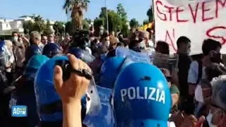 Salvini a Mondragone, i contestatori gli urlano: «Lavaci col fuoco»